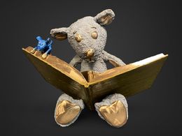 Sculpture, Moon & Misty reading a book (Serie 1, mouse behind the book), Petra Dorst